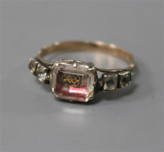 An early 18th century yellow metal and rock crystal mourning ring, size O.